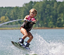 Ni�o haciendo wakeboard